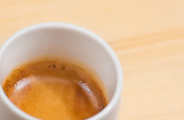 Xícara de café expresso na mesa de madeira — Fotografia de Stock