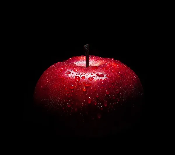 Manzana roja fresca con gotitas de agua sobre fondo negro —  Fotos de Stock