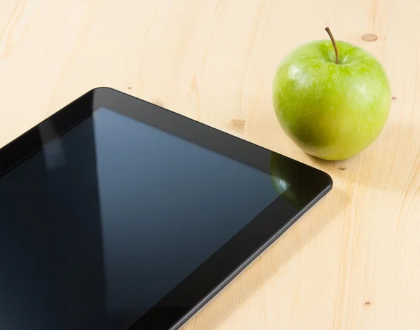 スマート デジタル タブレット pc、青リンゴの木のテーブルに — ストック写真