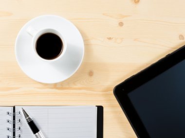 üst kısmındaki fincan kahve ve tablet yeni teknoloji kavramı notları, yakın bakış