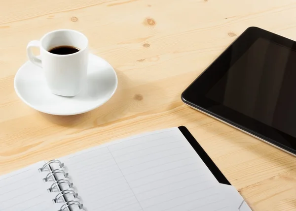 Taza de café y tableta cerca de notas, concepto de nueva tecnología —  Fotos de Stock