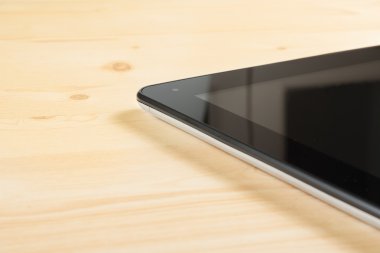 ahşap masa izole modern siyah tablet pc detay