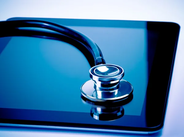 Stetoscopio medico su tablet digitale moderno in laboratorio — Foto Stock