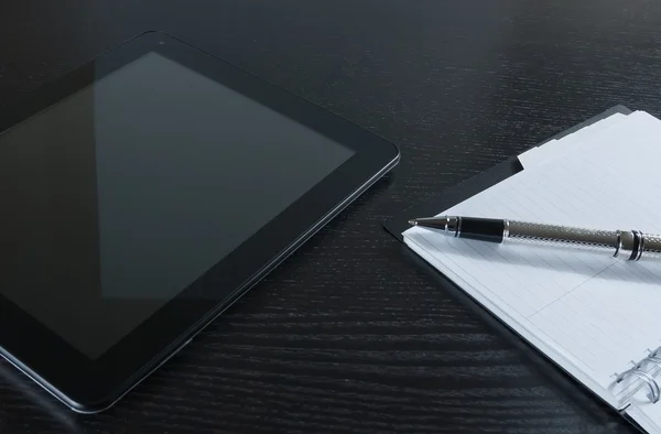 Tablette proche des notes, concept de nouvelle technologie — Photo