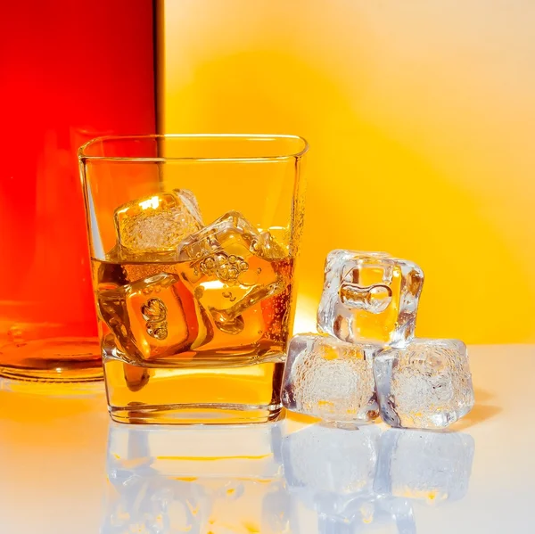 Glas whisky med is - Stock-foto