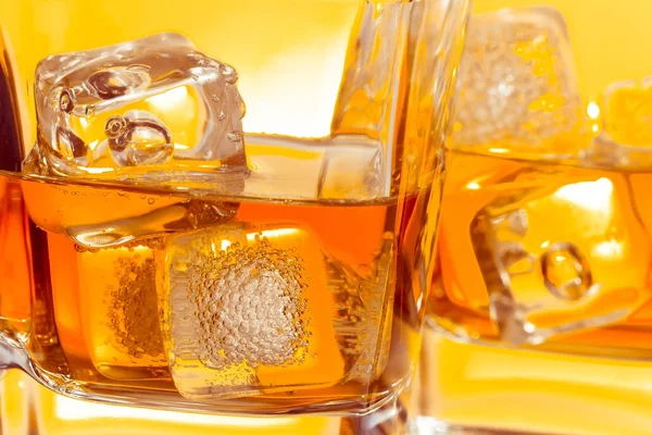 Närbild av ett par glasögon av whisky med is — Stockfoto