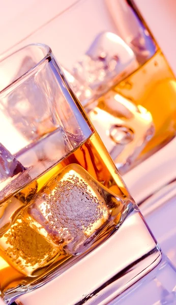 Et par glas whisky med is på disco violet lys - Stock-foto