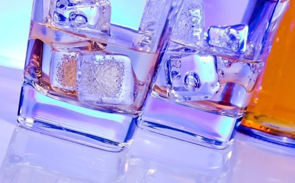 Dois copos de bebida alcoólica coquetel com gelo na mesa branca — Fotografia de Stock