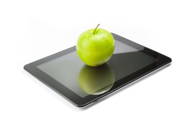 Dijital tablet PC beyaz zemin üzerine yeşil elma