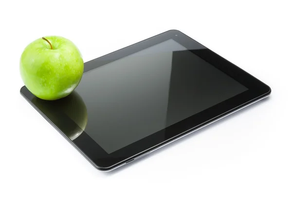 Groene appel op digitale tablet pc op witte achtergrond — Stockfoto