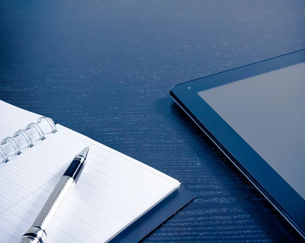 Digitaler Tablet-PC in der Nähe von Notizen im Büro, Konzept neuer Technologien — Stockfoto