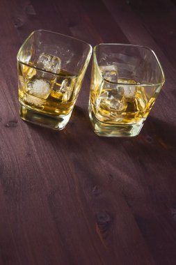 iki kadeh viski eski arka plan üzerinde