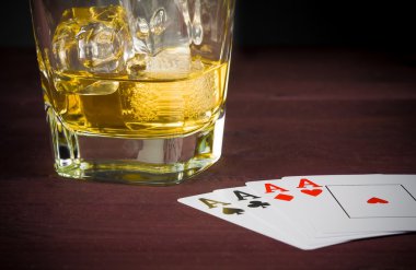 Poker oyun kağıdı wiskey cam yakınındaki