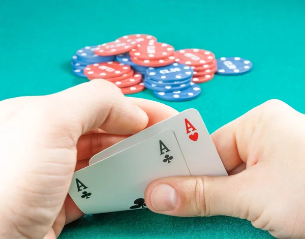 Ganhar cartas de jogo em um homem mãos perto de fichas — Fotografia de Stock