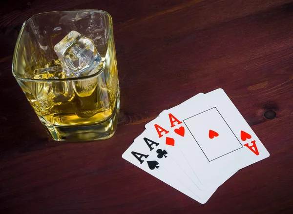 Poker playing cards near wiskey glass — Stock Photo, Image