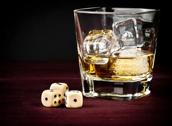 Dados cerca de vaso de whisky, concepto de juego — Foto de Stock