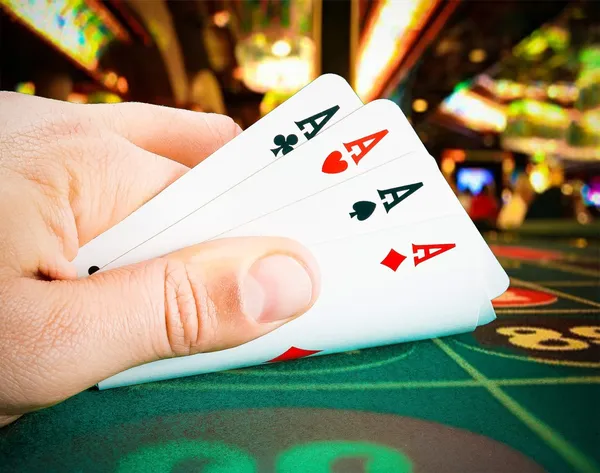 Hrací karty v muži ruku v kasinu — Stock fotografie