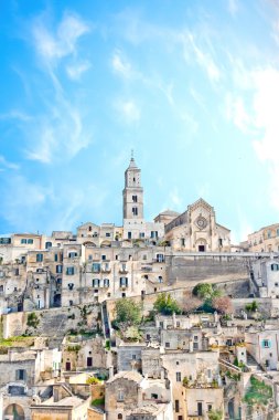 panoramik tipik taşlar ve kilise matera mavi gökyüzü altında