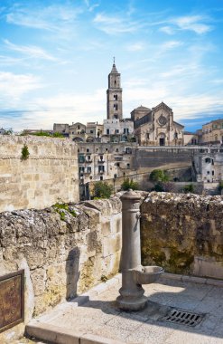 panoramik tipik su dağıtıcısı ve kilise matera mavi gökyüzü altında