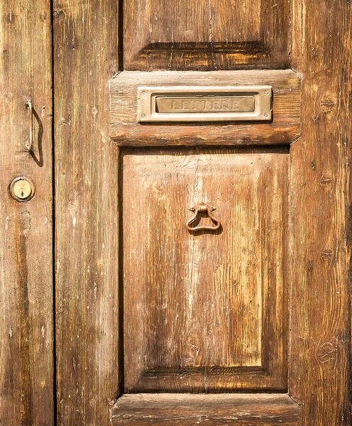 Staré dřevěné dveře s postbox — Stock fotografie