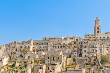 panoramik tipik taşlar ve kilise matera mavi gökyüzü altında