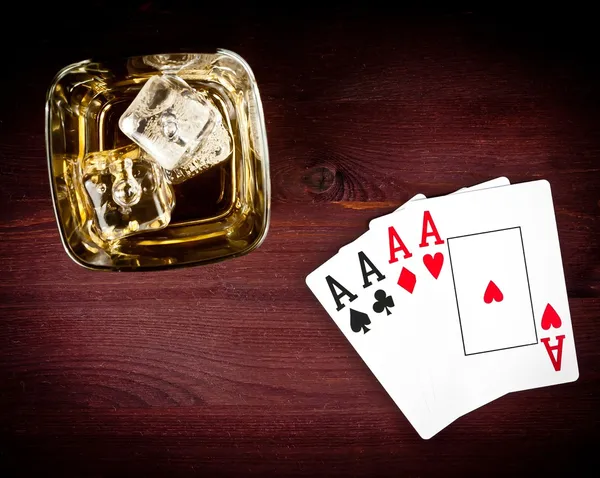 Arriba de la vista de póquer jugando a las cartas cerca de wiskey glass — Foto de Stock