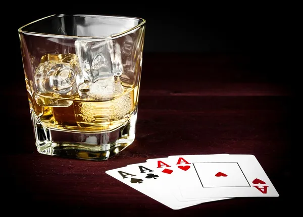 Póker jugando a las cartas cerca de wiskey glass — Foto de Stock
