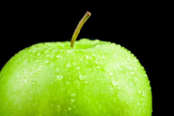 Halb frischer grüner Apfel mit Wassertropfen vor schwarzem Hintergrund — Stockfoto