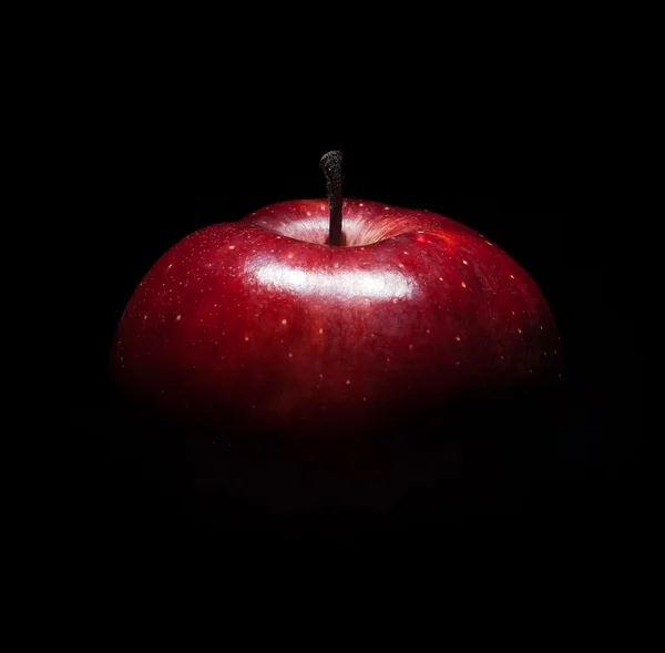 siyah arka plan karşı taze kırmızı elma