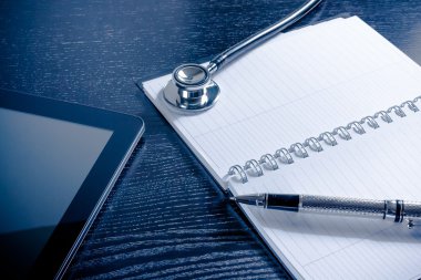 ahşap masa modern dijital tablet PC'de yakınındaki notları stetoskop