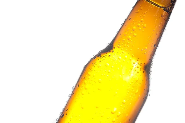 Detail nakloněné láhve čerstvého piva s kapkami, s prostorem pro text — Stock fotografie