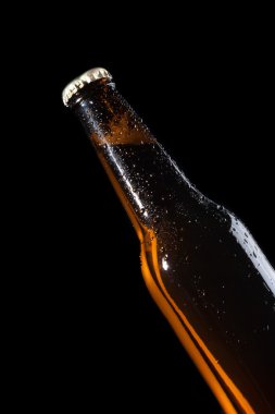 bir metin alanı olan izole damla taze bira şişe