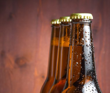 üç damla taze bira şişesi