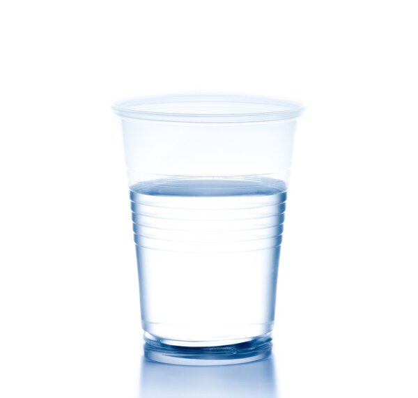 пластиковый стакан с водой, концепция питания и диеты
