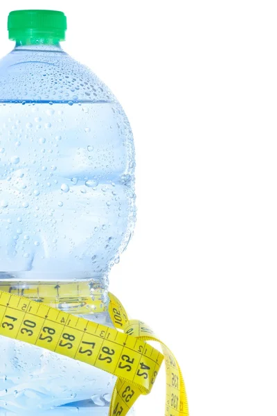 Půl láhve s vodou, kapky a měřicí pásky, koncept fitness a dieta — Stock fotografie