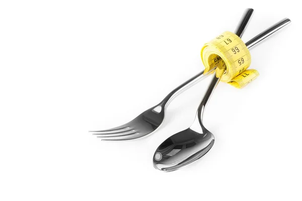 Cinta métrica cerca de cuchara y tenedor, concepto de nutrición y dieta —  Fotos de Stock
