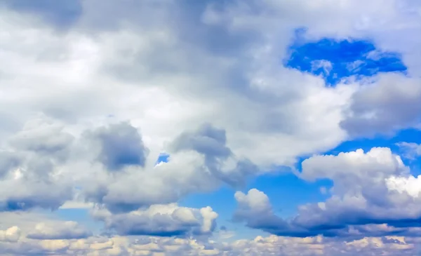 Céu azul com nuvem — Fotografia de Stock