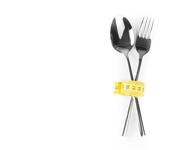 Arriba de la cinta métrica cerca de cuchara y tenedor, concepto de nutrición y dieta —  Fotos de Stock