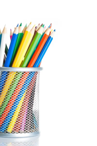 Kleurrijke potloden in container geïsoleerde, tijd naar school — Stockfoto