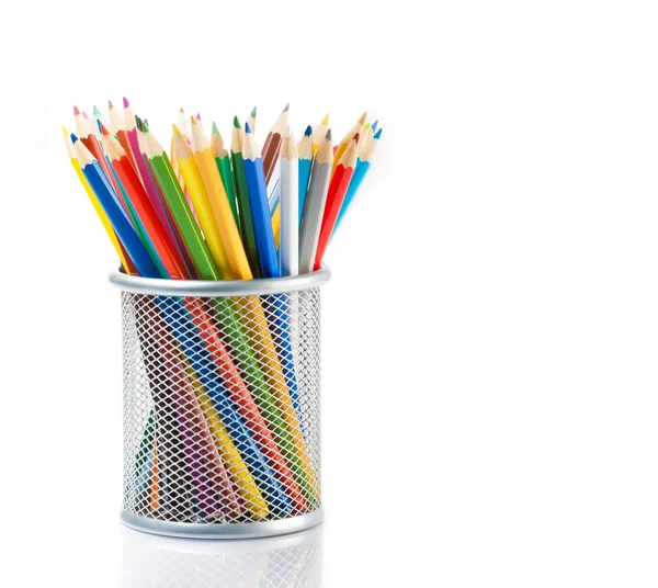 Kleurrijke potloden in container geïsoleerd — Stockfoto