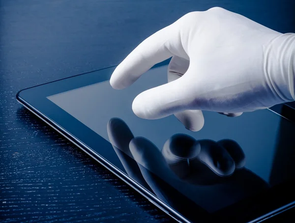 Hand im Medizinhandschuh, der den modernen digitalen Tablet-PC berührt — Stockfoto