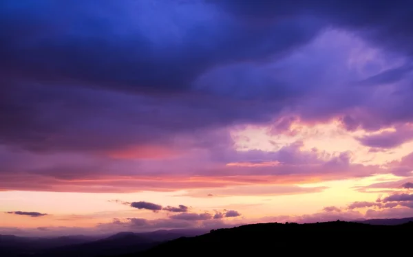 Puesta de sol en el paisaje silueta montañas — Foto de Stock