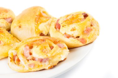 Beyaz masa üzerinde küp pastırma ile büyük ekmek