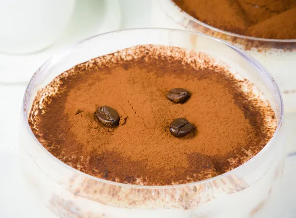 Italienisches Tiramisu-Dessert in einer Tasse serviert — Stockfoto