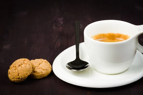 Tasse Espresso und Kekse in der Nähe von Löffel — Stockfoto