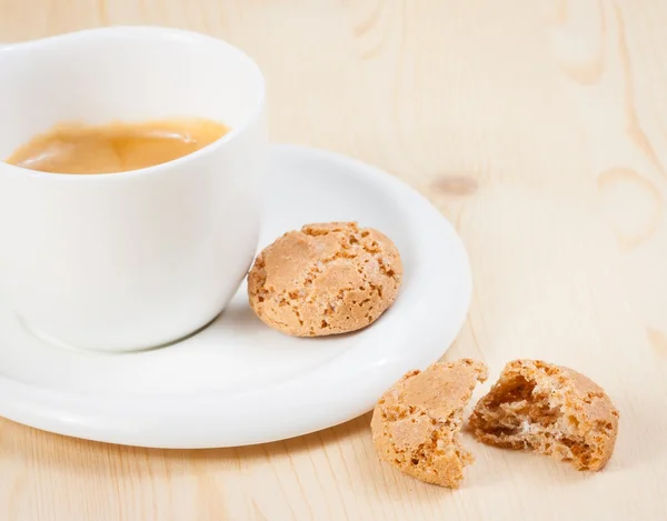 Xícara de café expresso italiano perto de biscoito — Fotografia de Stock