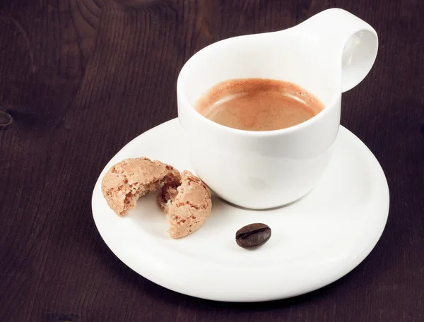 Xícara de café expresso italiano e biscoito perto de grãos de café — Fotografia de Stock