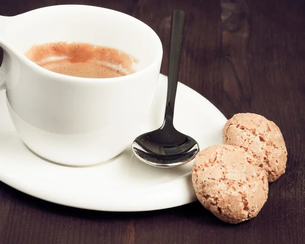 Xícara de café expresso italiano e biscoitos — Fotografia de Stock