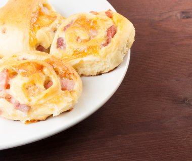 ahşap masa üzerinde küp pastırma ile büyük ekmek