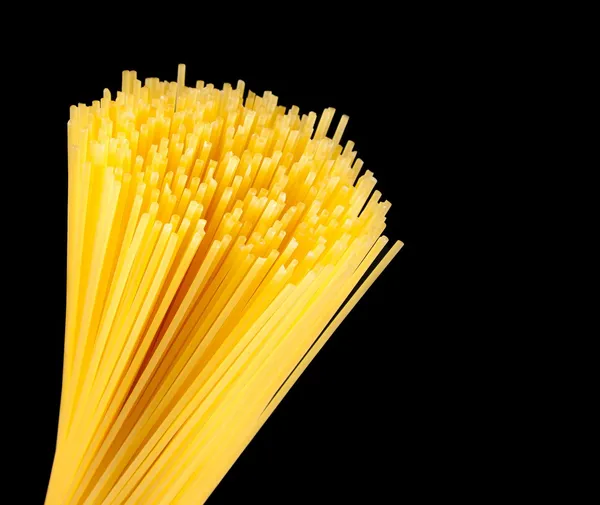 Ruwe pasta spaghetti op zwarte achtergrond met ruimte voor tekst — Stockfoto